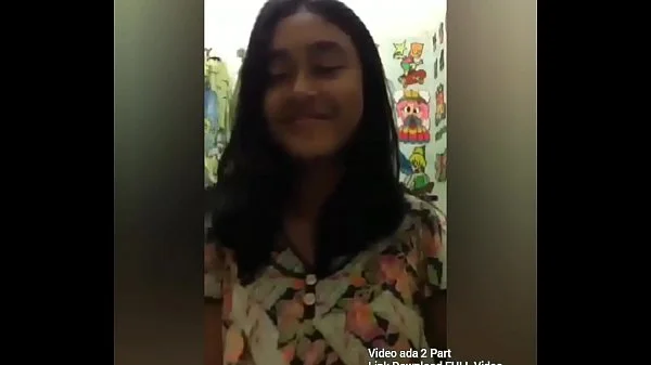 Bokep Indonesian teen shows her sexy body live on cam