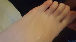Asian Teen Porn: 舔女学生超级嫩脚丫-44139
