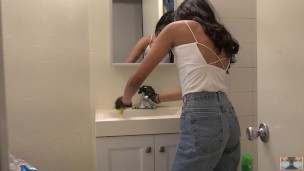 [Voyeur Cam] Germaphobe GF scrubs my bathroom during Covid 19 – Free Asian Teen Pornhub xxx Xvideos